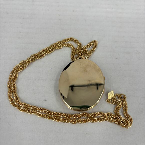 Vintage Sarah Coventry Heirloom Filigree Locket on Gold Tone Chain Necklace - Picture 8 of 10